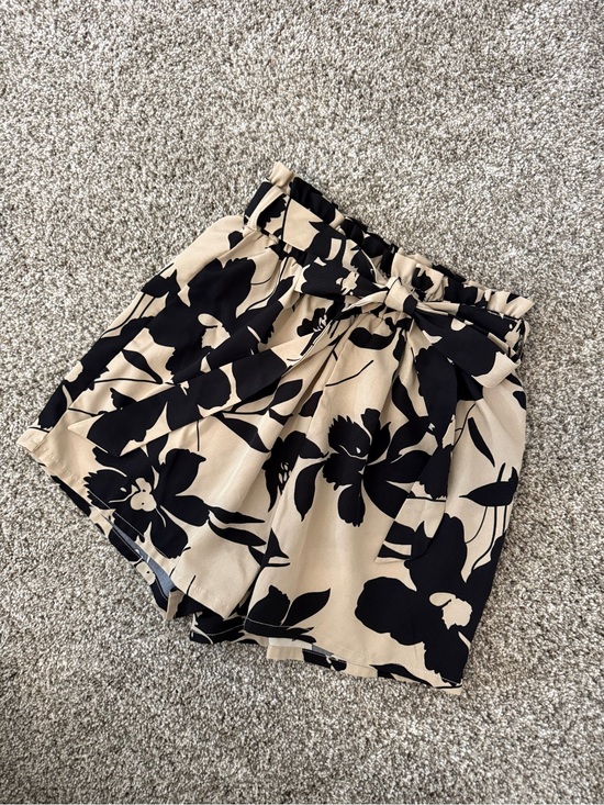 Source Unknown Pants - 🚨Price Drop🚨 NWOT High Waist Floral Paperbag Shorts - Beige & Black